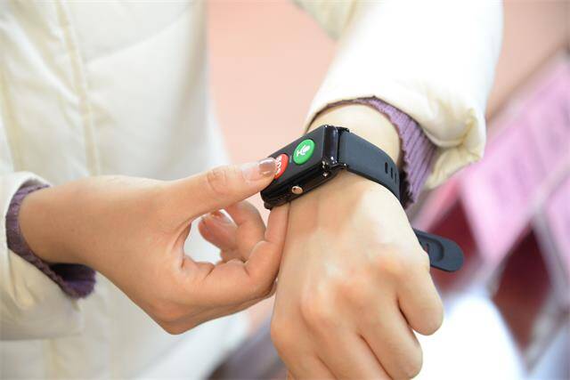 威海举行防走失智能手环发放仪式 首期将免费发放900只定位手环