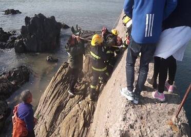 55秒｜威海一老人赶海不慎跌伤 消防员成功救援