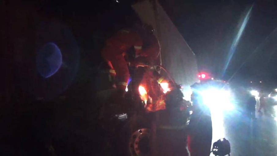 31秒丨滨州冷藏箱货追尾停放半挂车 消防成功解救被困人员