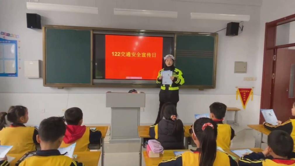 30秒丨滨州无棣民警带领快递小哥走上街头开展交通安全宣传活动