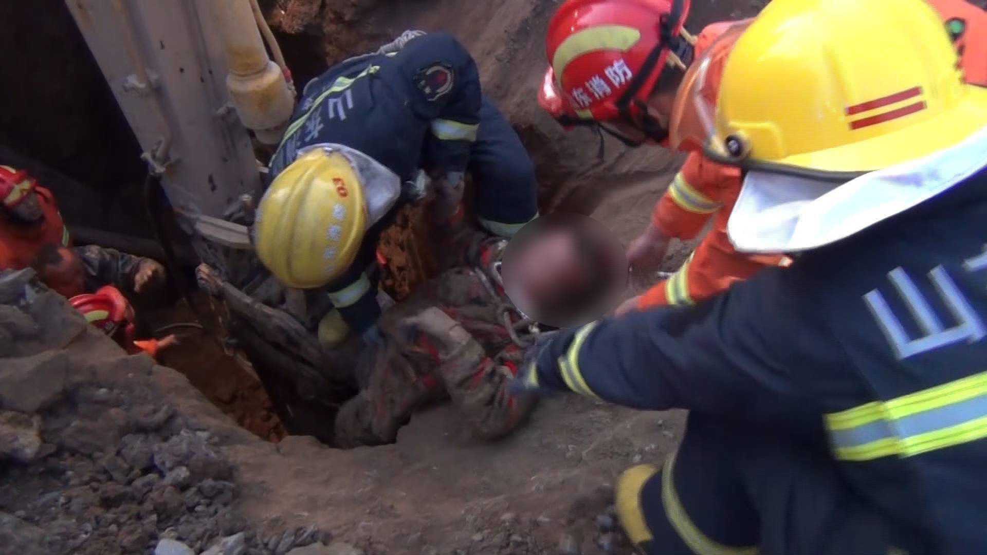 67秒丨临沂一工地燃气管道施工塌方 男子掉落深坑掩埋被救出