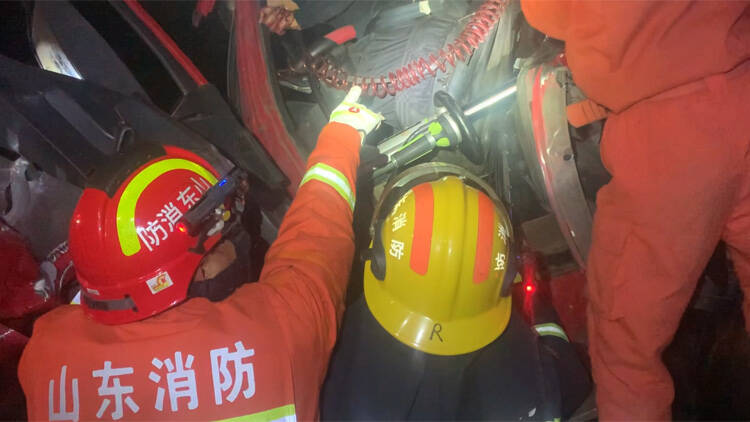 50秒丨滨州：两载物挂车追尾 司机踩消防员身体脱困