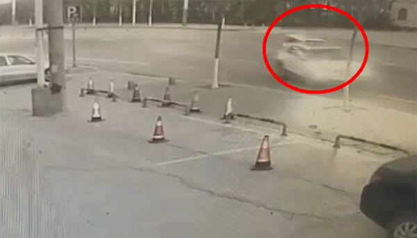 14秒丨无人受伤是万幸！滨州阳信电动三轮车左转弯被轿车撞翻