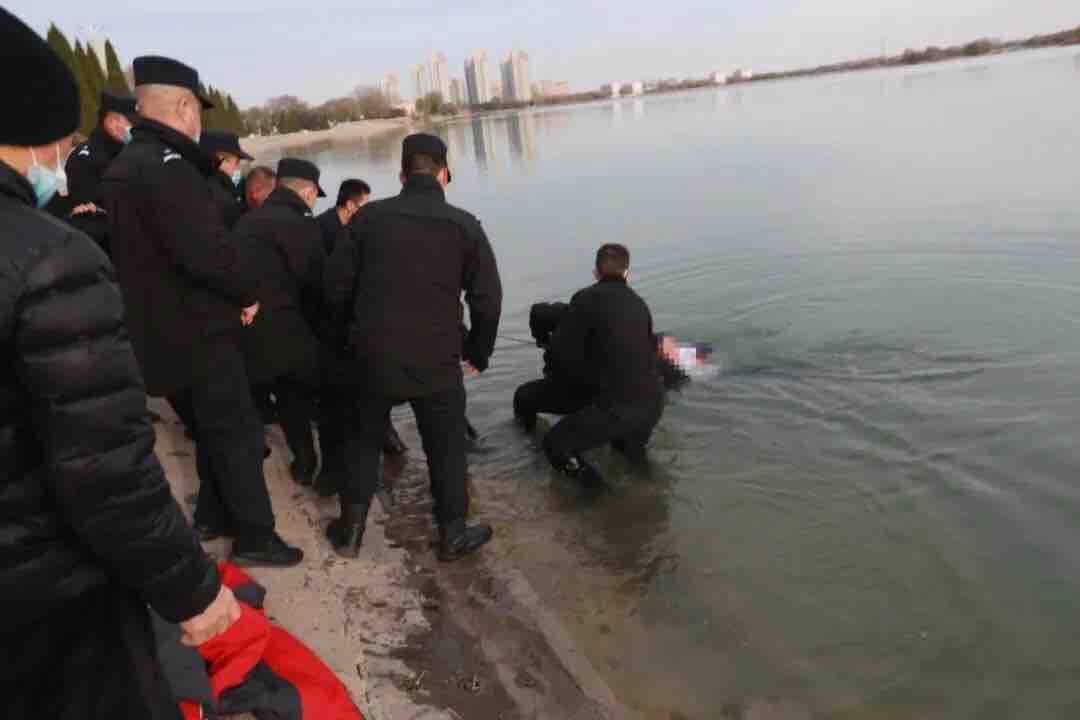 生死救援！冰冷湖水中滨州的民警辅警成功救助一名落水女子
