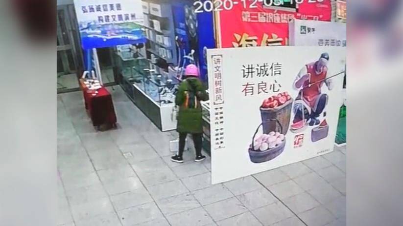 23秒丨滨州市民一箱牛奶遗忘在柜台旁被“顺走” 监控拍下这一幕