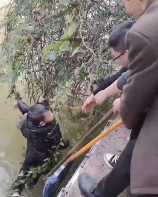 44秒｜浙江衢州：一男童不慎掉入河中，不会游泳的男医生跳河救人