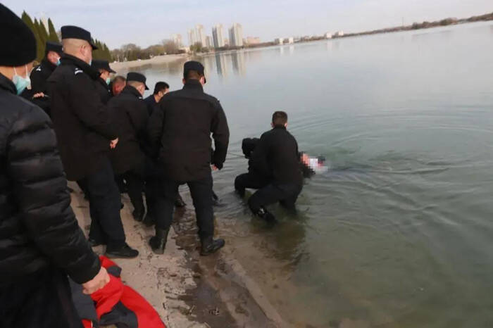 滨州一女子落入冰冷湖水 路过民警展开紧急救援
