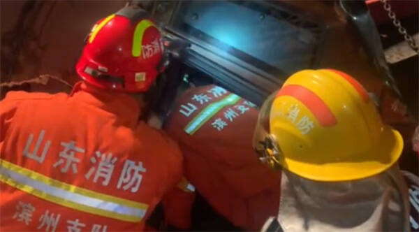 46秒｜滨州：两挂车追尾司机被困 消防凌晨紧急驰援