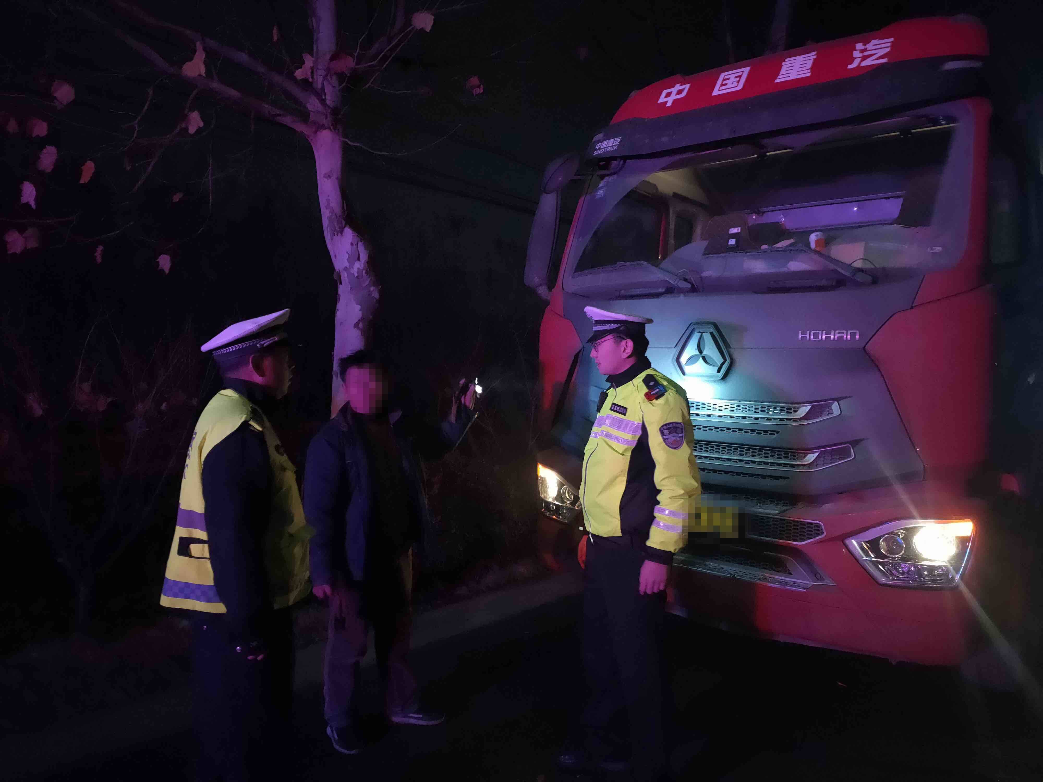 移动污染源整治在行动 淄博桓台交警回马枪查处超载货车7台