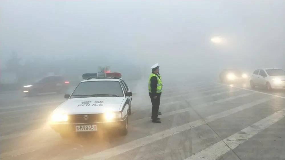 雾“锁”滨州、 交警护航：看不清的路面、看得见的平安！