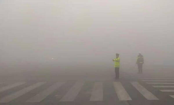 大雾迷城 滨州交警启动恶劣天气应急预案