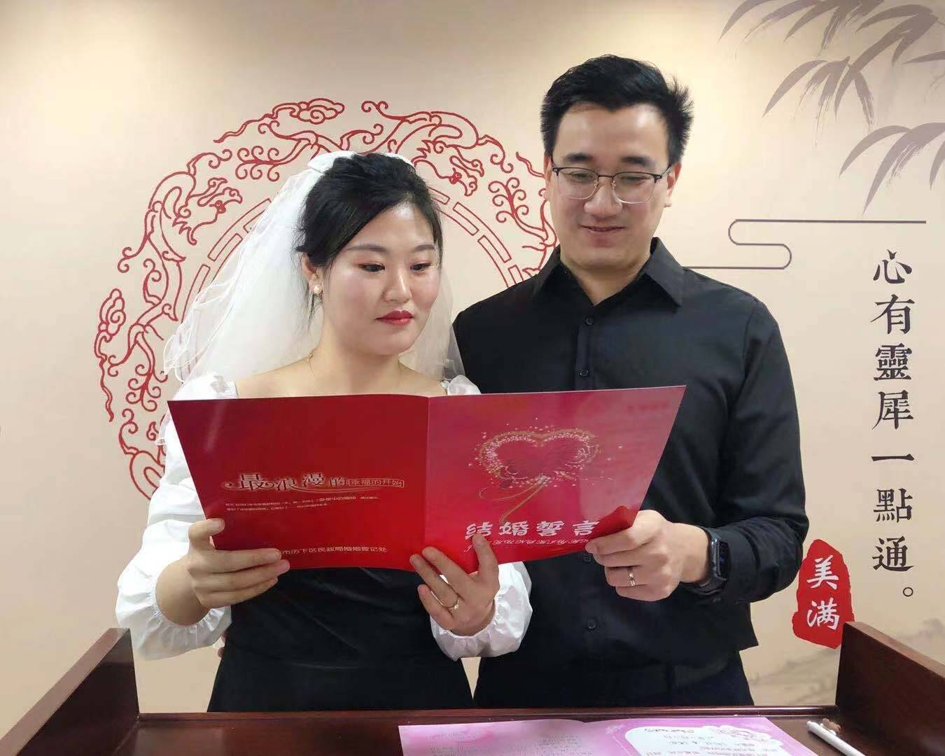 9月份办婚礼双十二领证 济南这对新人等待三个月的结婚证终于拿到了