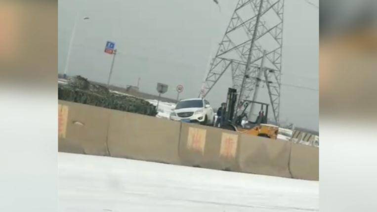 31秒丨滨州：雪天路滑交通事故多发 驾驶员出行注意控制车速