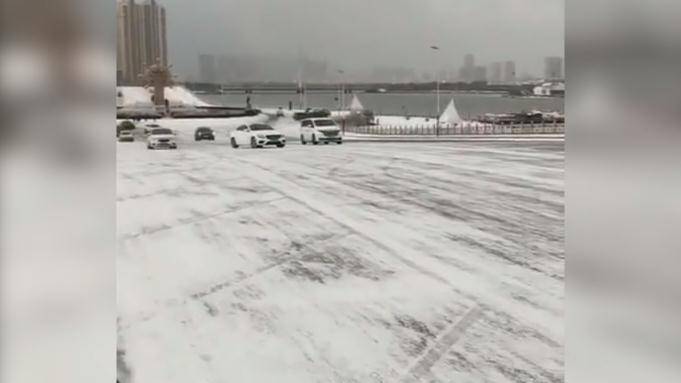 20秒丨@滨州驾驶员，雪天路滑注意绕行中海天地桥