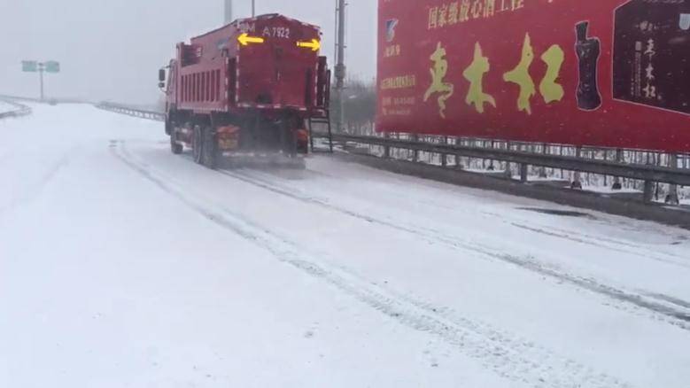 24秒丨滨州高速降雪路段全线抛洒融雪剂 确保道路安全畅通