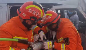 52秒丨滨州突降大雪车辆侧滑一人被困 消防紧急救援