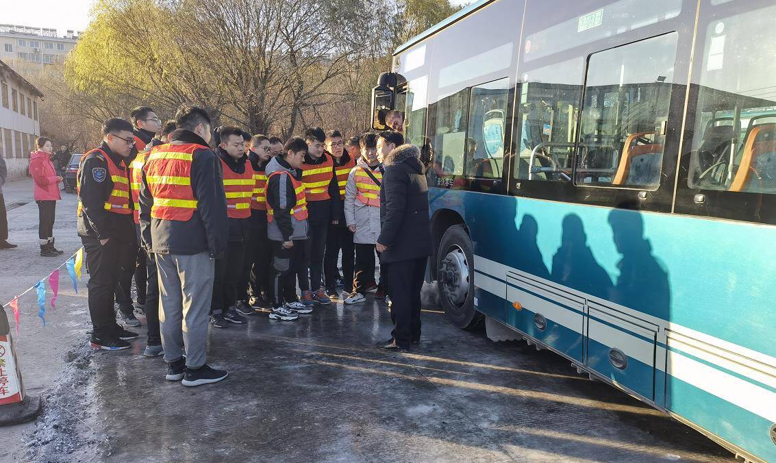 心中有数，安全第一！济南公交开展低温冰雪路面“实战演习”