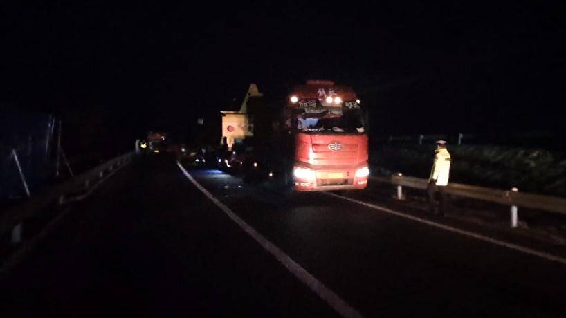 34秒丨高速公路匝道两货车追尾一人被困 滨州消防紧急救援