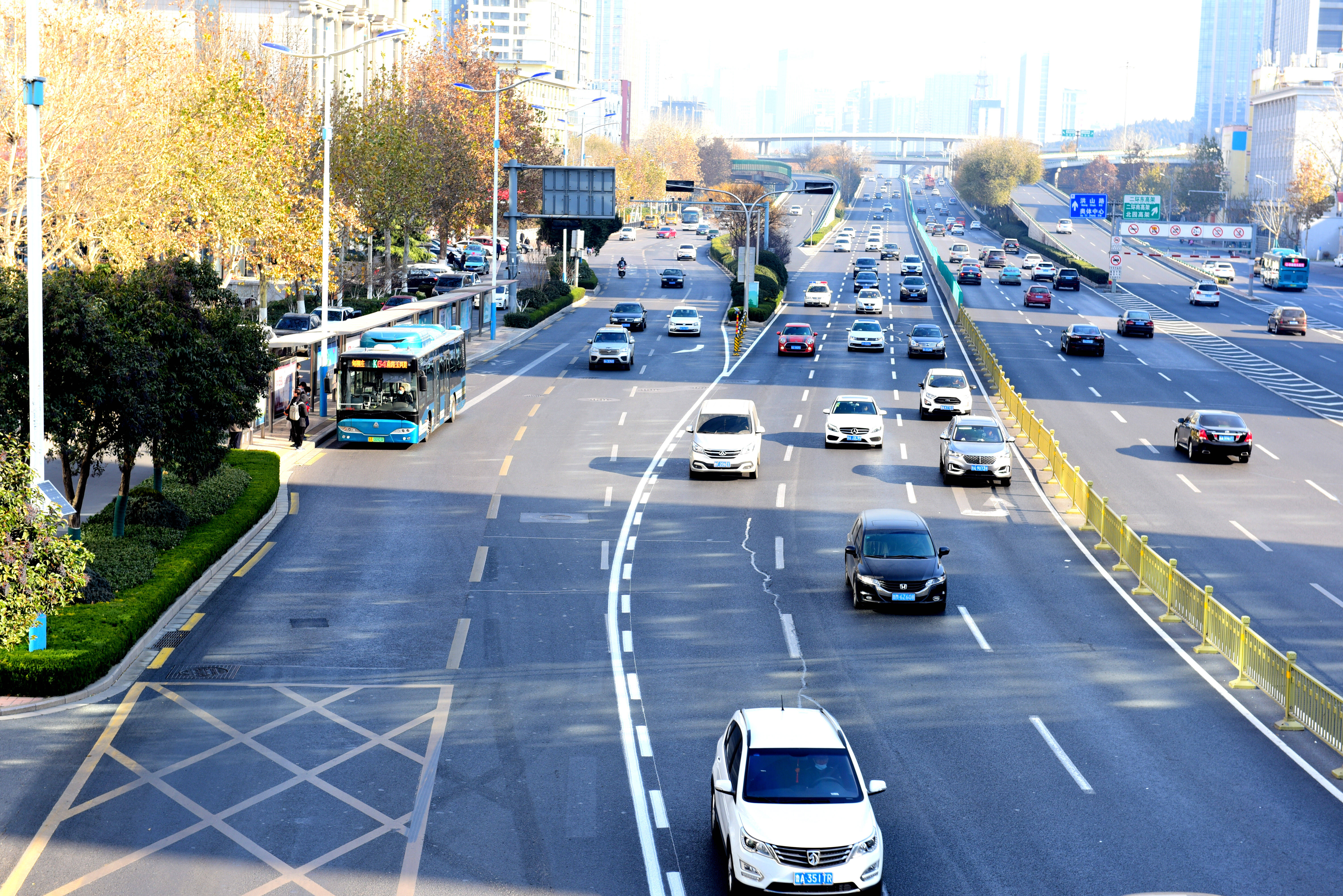 济南人经十路燕山立交桥西这两条车道虚线改实线了