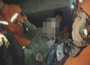 34秒丨男子昏迷后跌入4米深水箱，德州消防人员背上空呼器紧急救援