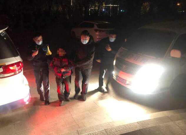 滨州一八旬老人深夜徘徊街头 警方联系救助站进行救助