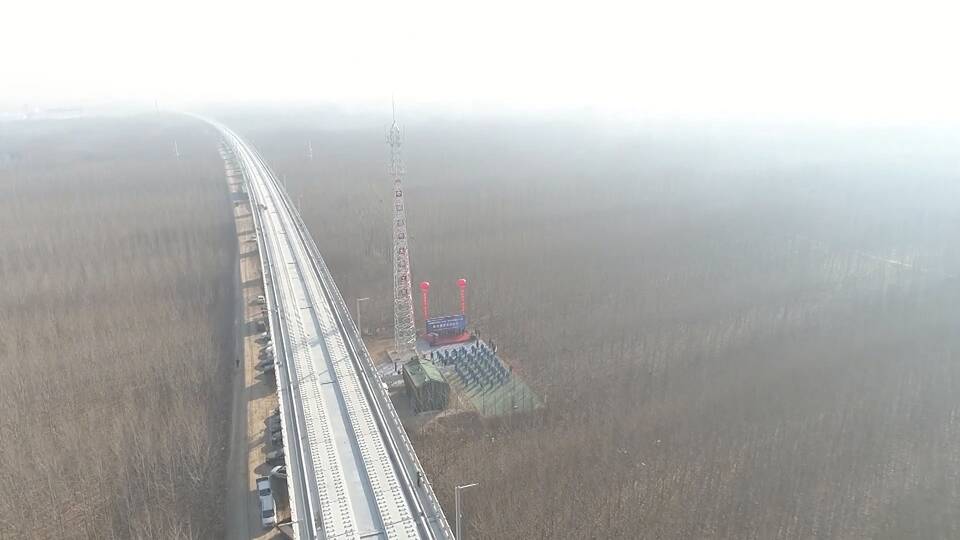 87秒丨鲁南高铁菏曲段通信第一塔安装组立完成