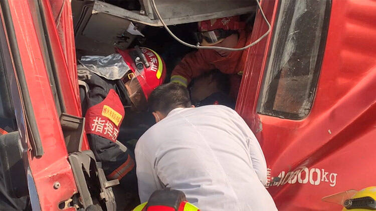 47秒丨油罐车与厢货车相撞1名驾驶员受伤被困 滨州消防紧急救援