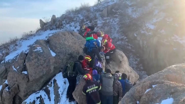 47秒丨一驴友失足坠崖摔骨折！烟台龙口11人救援队紧急登山救援