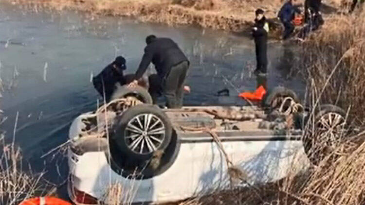 23秒丨一轿车在滨州沾化境内翻入沟内 三人被救出身体无大碍