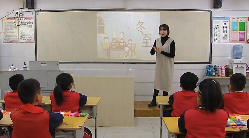 42秒丨感受传统节日氛围 金乡这所小学老师教学生包饺子过冬至