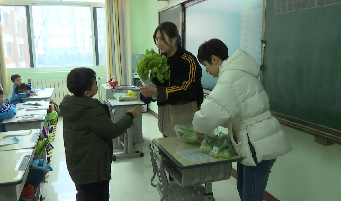 125秒 | 临沂市90后女老师给学生发蔬菜当“奖品” 孩子们纷纷当起“掌勺大厨”