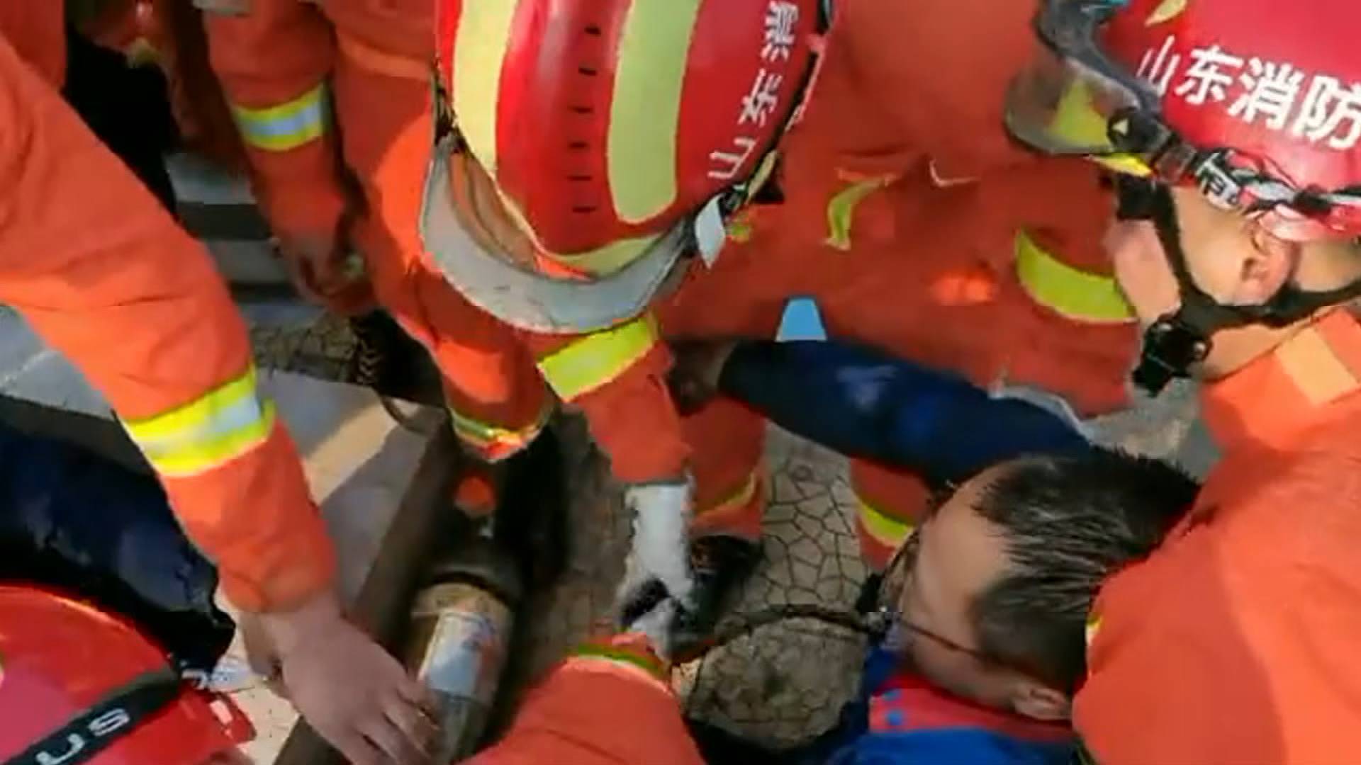 枣庄加油站两名工人清洗油罐缺氧昏迷 消防15分钟紧急救援
