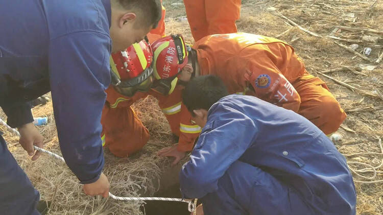 淄博60岁老人坠落4米水井 消防十分钟紧急救援