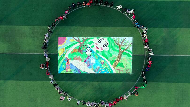 26秒丨日照百名师生巨幅拼图绘画 描绘心中的生态文明