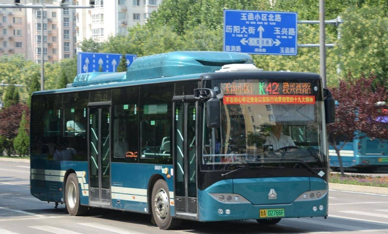 1月1日，受降雪影响 济南公交27条线路临时停运