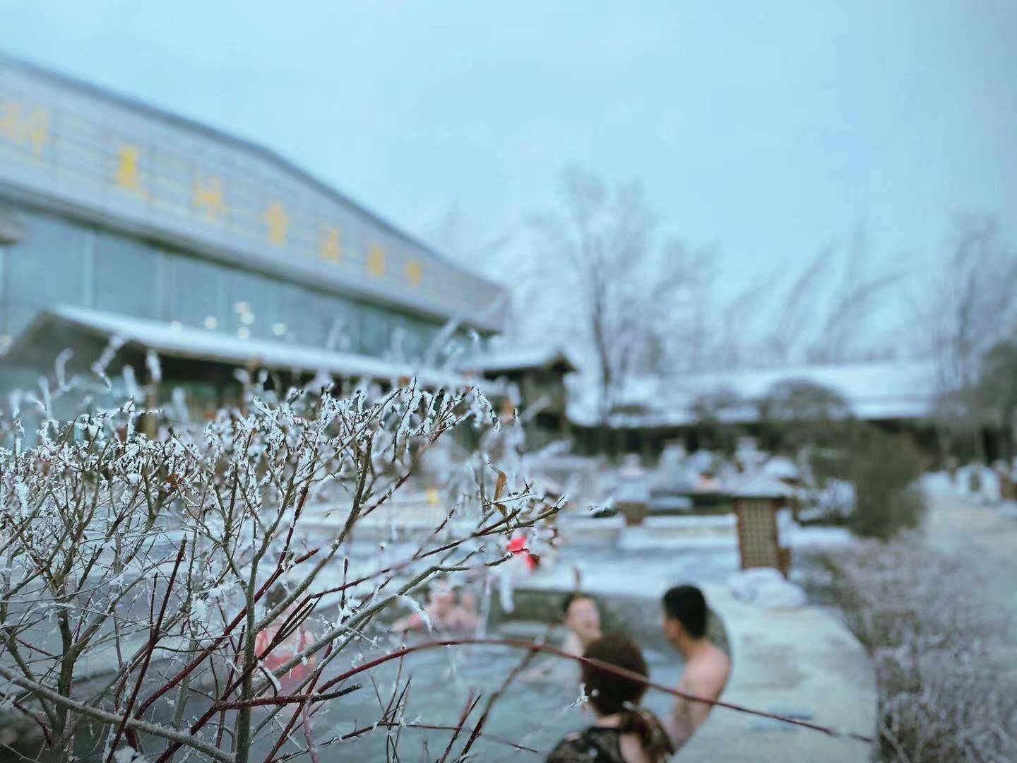 看落雪、赏冰花、泡温泉……冬季，在冰天雪地的北国江城感受冰火两重天的乐趣