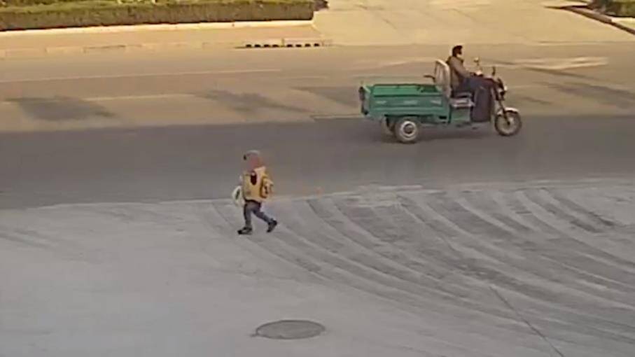 50秒丨沾化一男童独自跑上街不慎迷路 消防人员帮助其找到家人