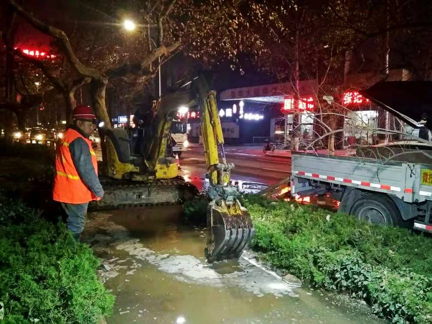 48秒丨自来水管道破裂！潍坊市潍州路部分路段积水漫路交通受阻