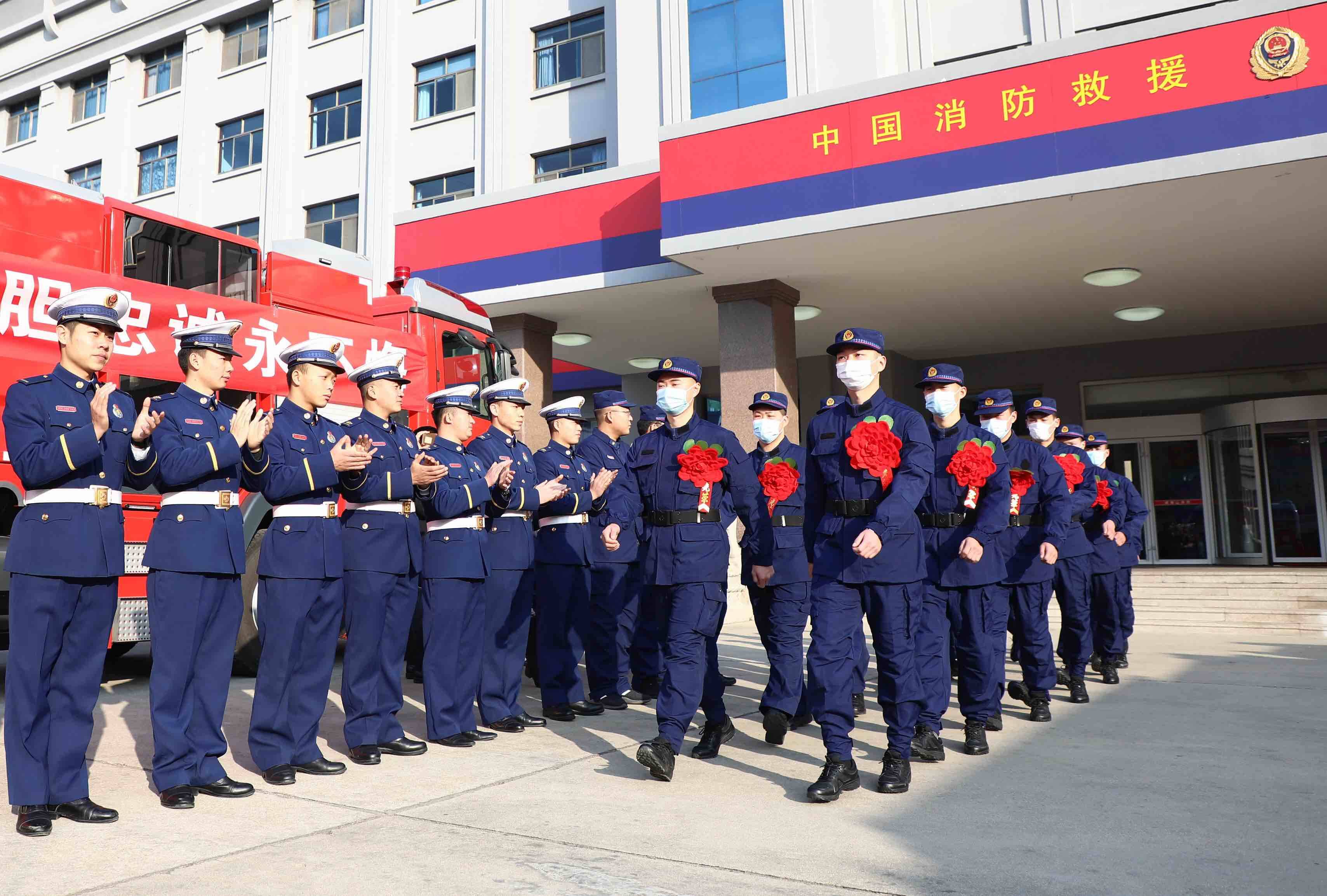 组图 | 威海消防举行2020年第三批新招消防员欢送仪式