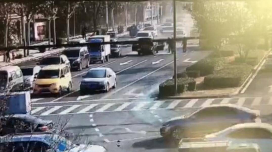 37秒丨滨州博兴街头一辆黑色轿车发生自燃 关键时刻幸好有他们出手相助