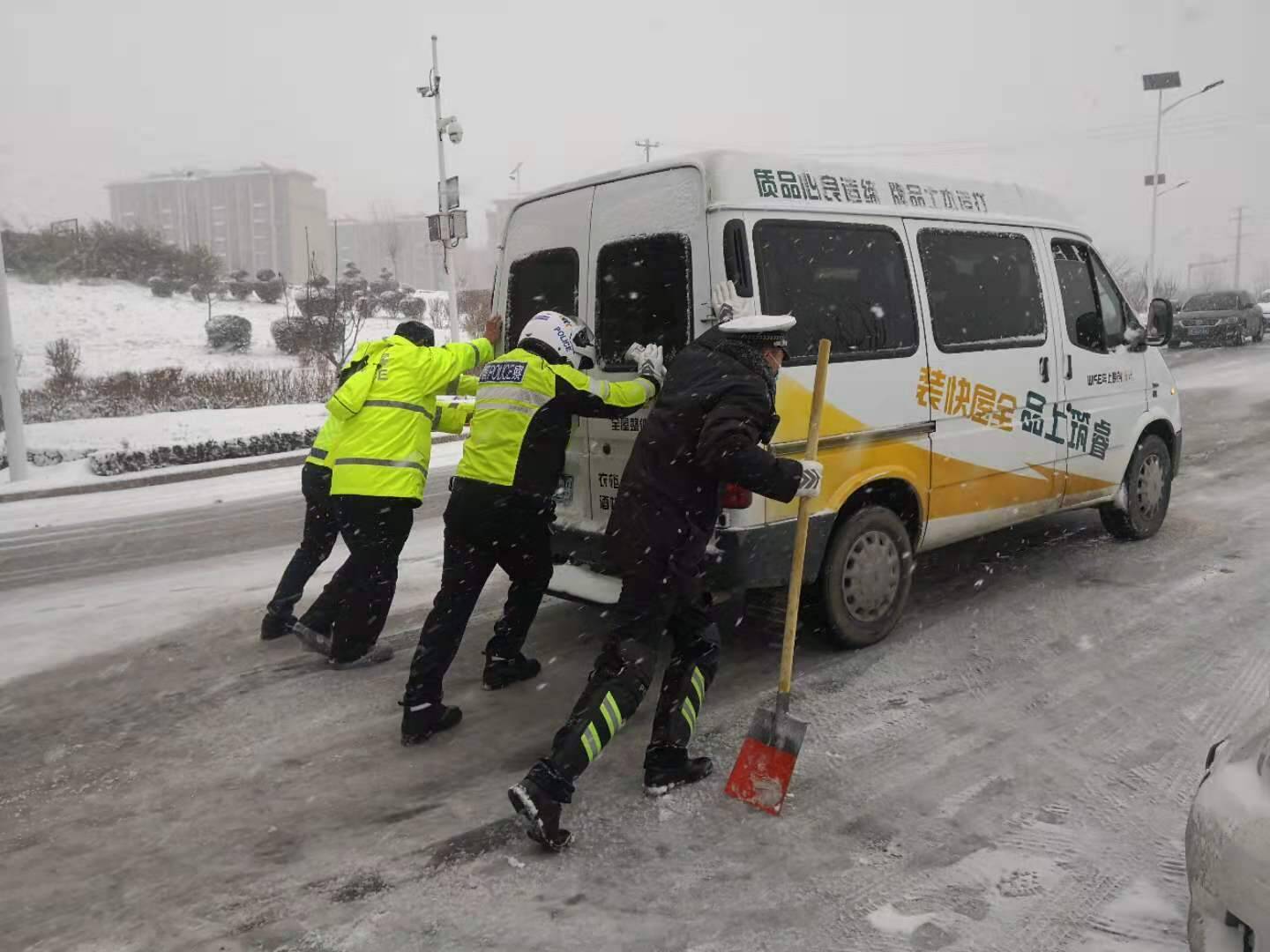 39秒｜风雪中的温暖：道路结冰汽车打滑 日照8名交警1小时推了50多辆车