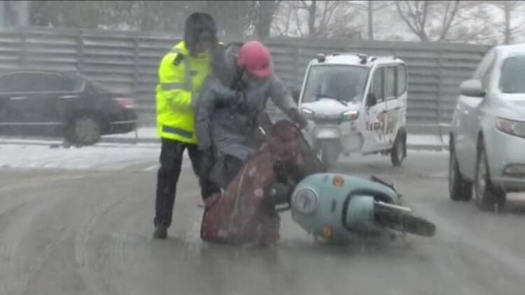 50秒丨一路小跑扶起摔倒女子、帮老大爷推三轮车…他们让大雪天不寒冷
