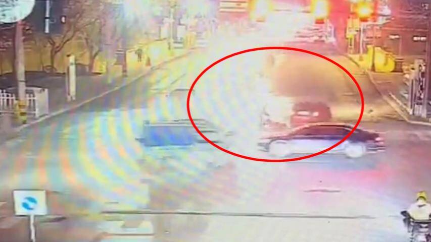 20秒丨滨州一轿车未礼让行人酿事故 致行人受伤