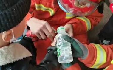 73秒丨泰安5岁男孩贪玩将戒指戴手上难以取下 消防紧急救援