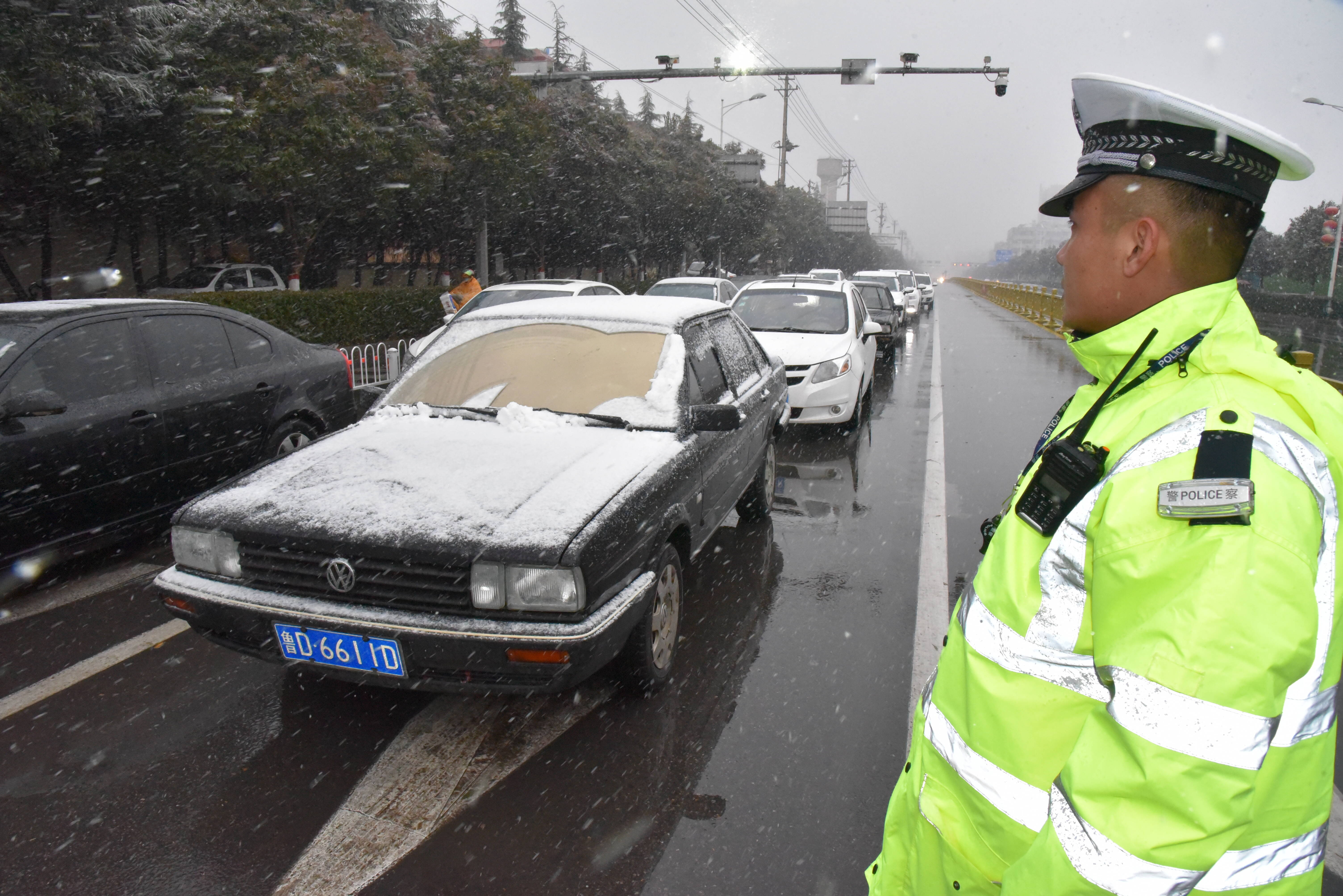 枣庄薛城交警全警出动雪天保畅通