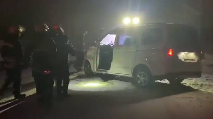 60秒丨雪天路滑 济南一面包车撞上大树 消防人员成功救出被困者