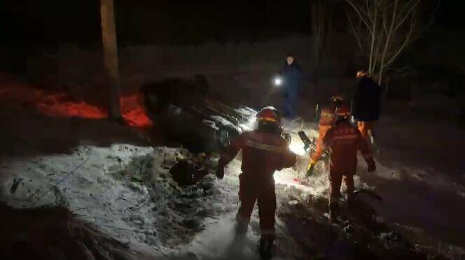 25秒丨雪天路滑一轿车失控翻入沟内 日照山海天消防紧急救援