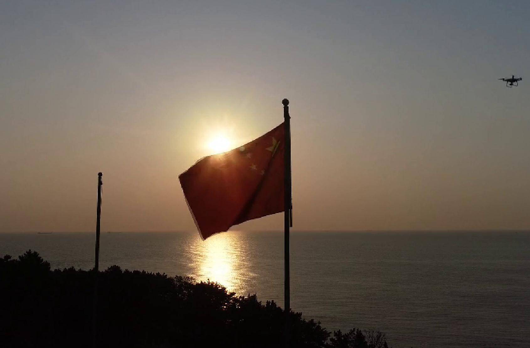伴随着庄严的国歌 烟台荣成成山头迎接中国海岸新年第一缕阳光