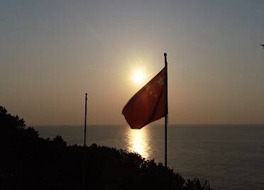 50秒｜山东最早看到海上日出的地方 实拍新年第一场升旗仪式