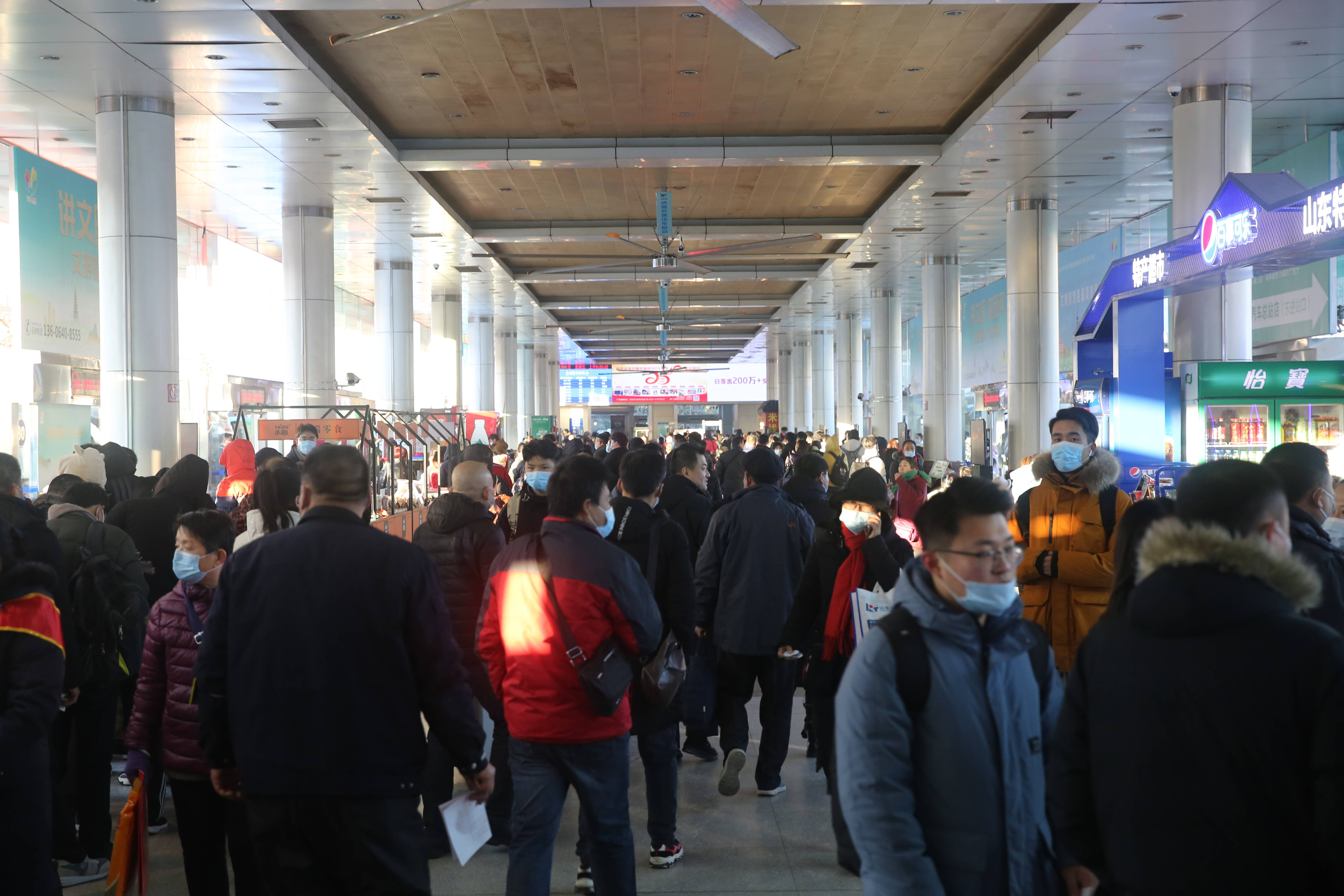假期首日济南汽车总站迎出行客流 总体以探亲、旅游、学生出行为主